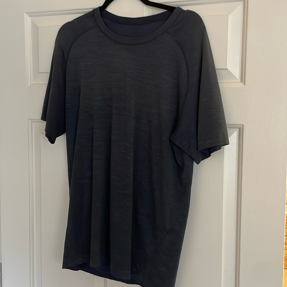 Lululemon men’s navy original metal vent tech shirt
